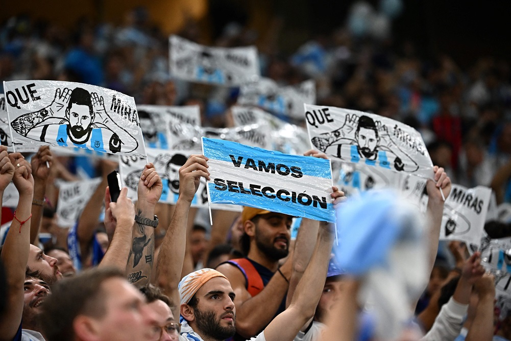 «Esto es para el Diego que lo mira desde el cielo» el grito de la hinchada de Argentina