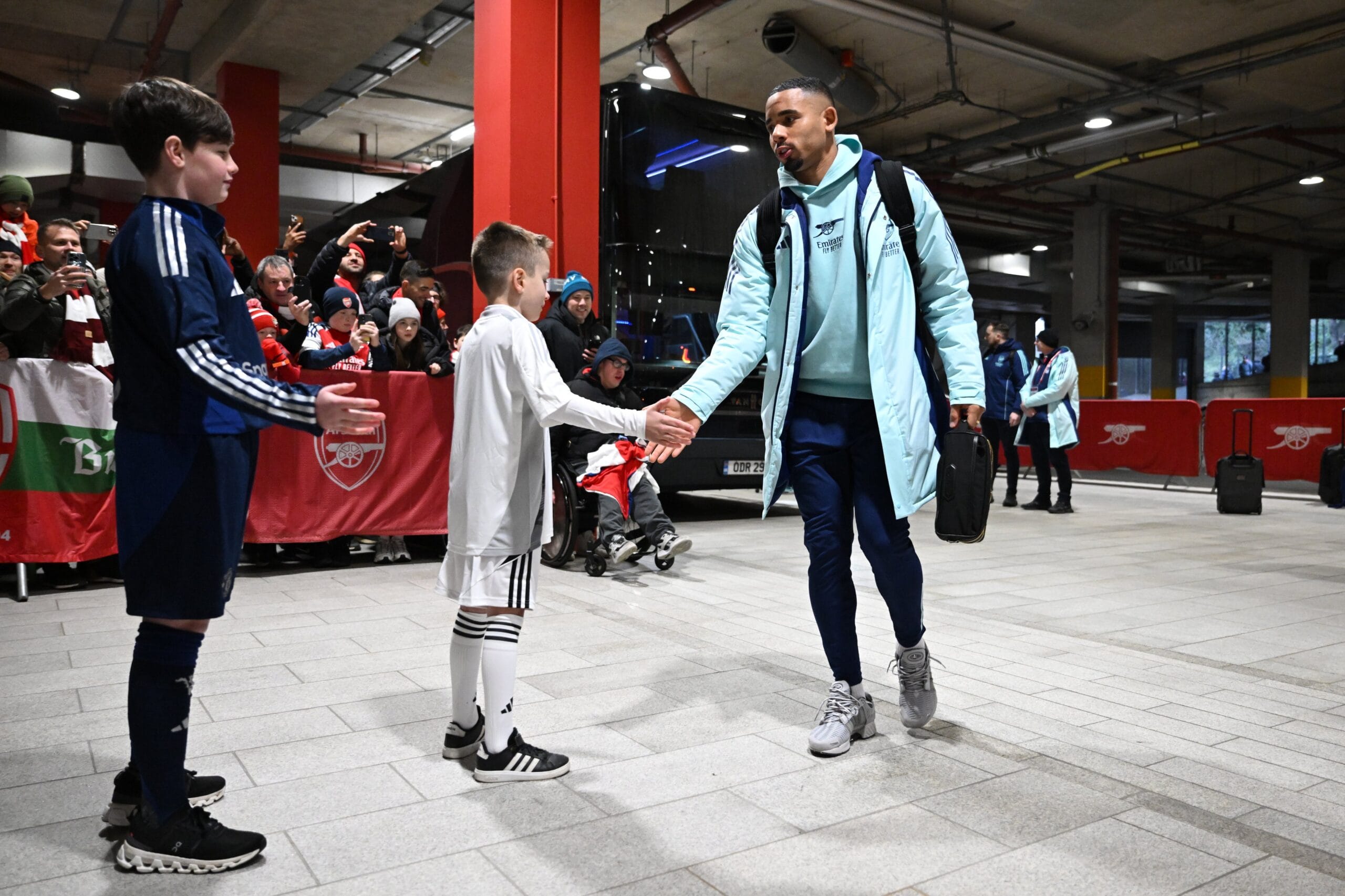 Gabriel Jesús se retiró gravemente lesionado del duelo entre Arsenal y Manchester United