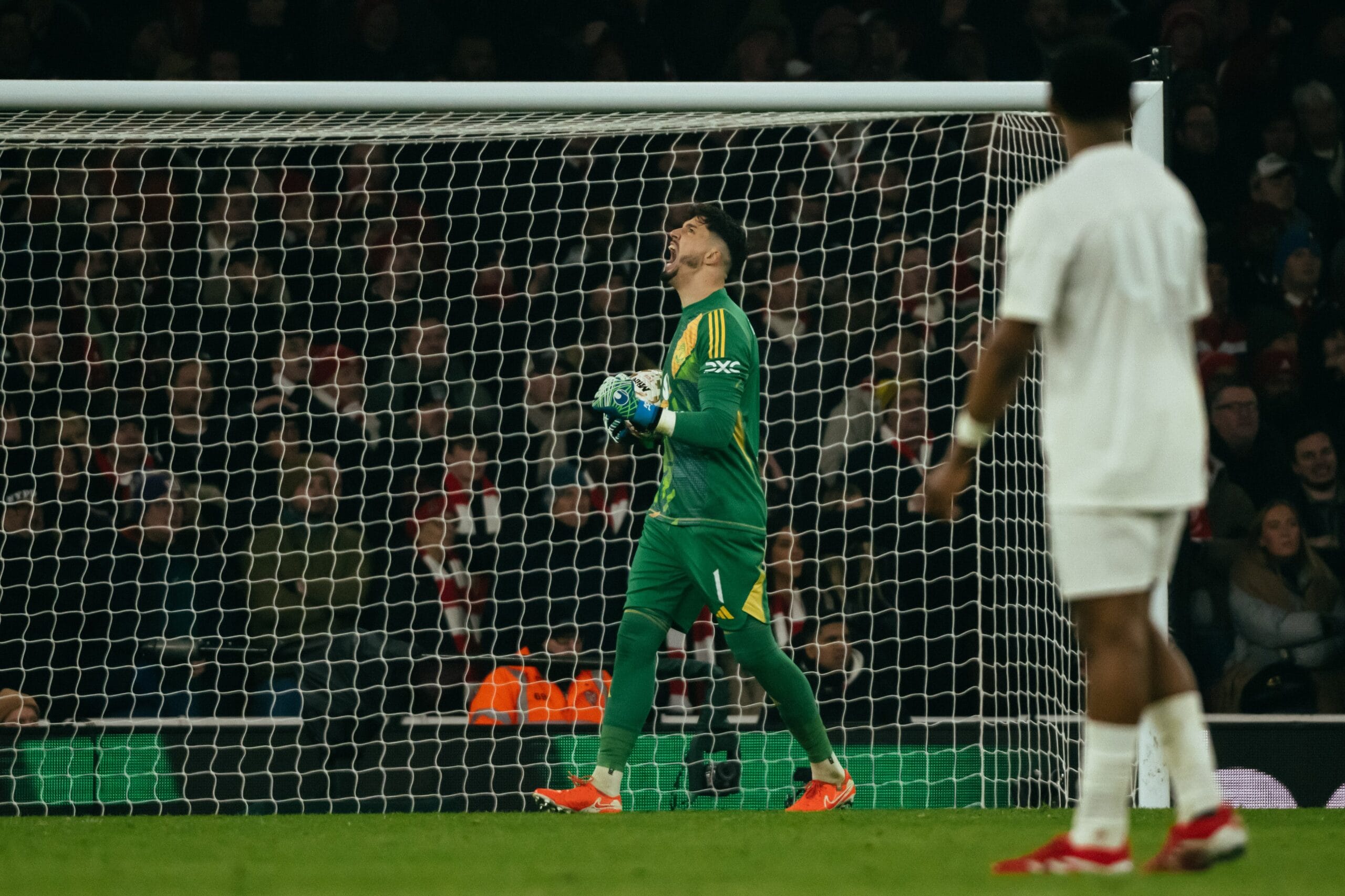 Altay Bayindir atajó el penal a Odegaard y mantiene el vilo en Londres