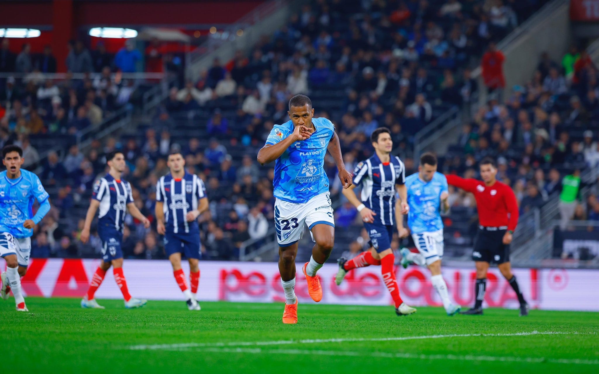 Pachuca derrotó a Monterrey en el Gigante de Acero