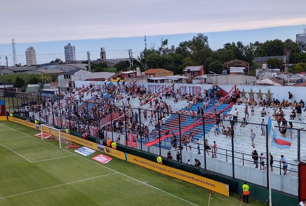 Barracas Central y Racing se interrumpió dos veces por disparos afuera del estadio