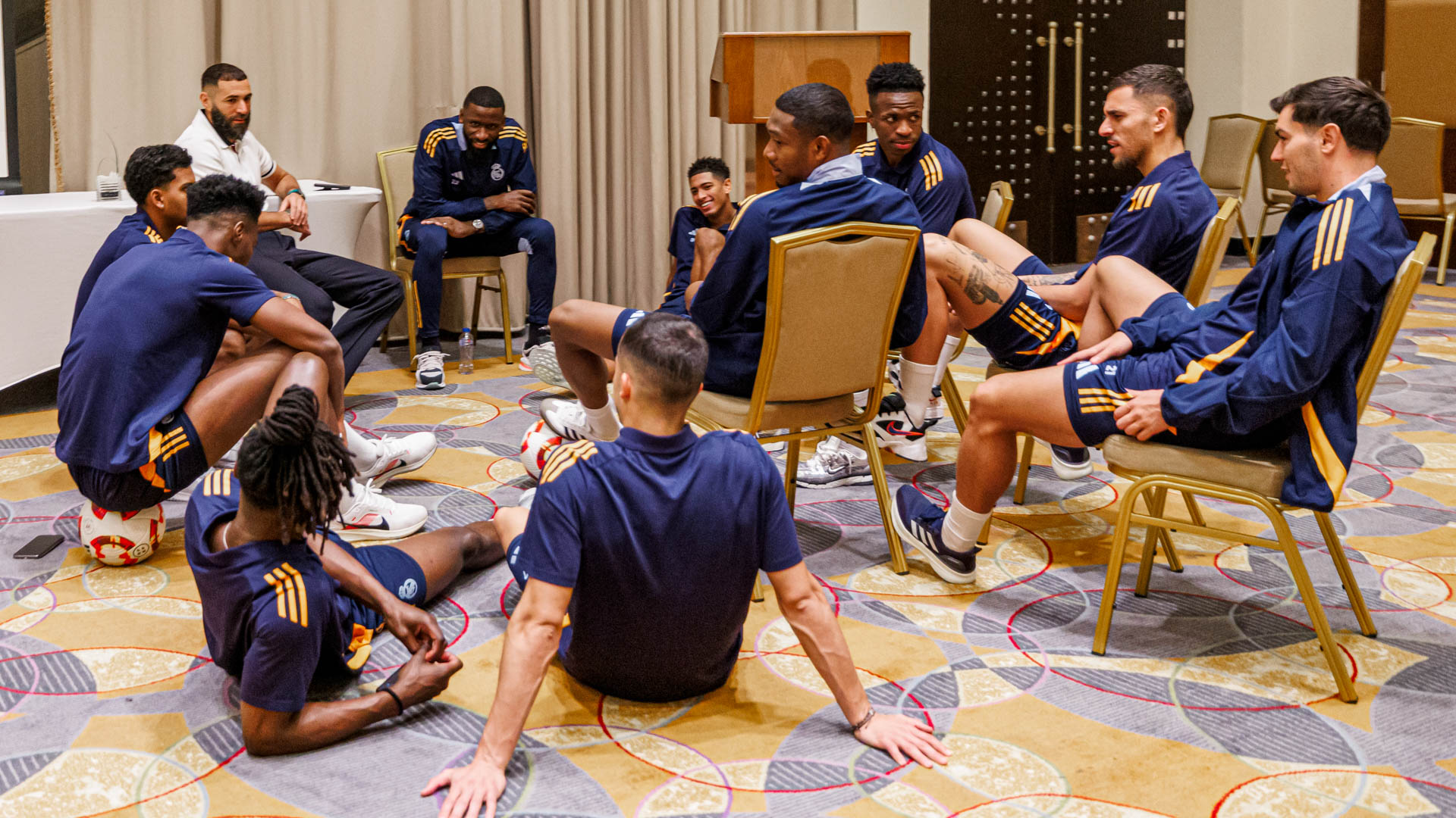 Karim Benzema visitó al plantel del Real Madrid en Arabia Saudita y recordó los viejos tiempos