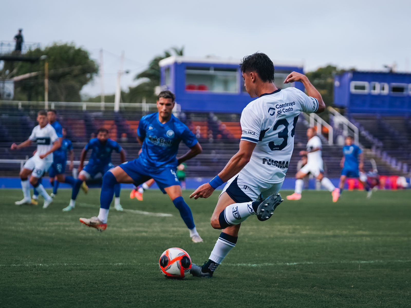 Gimnasia pegó en el final y venció agónicamente a Cerro Largo