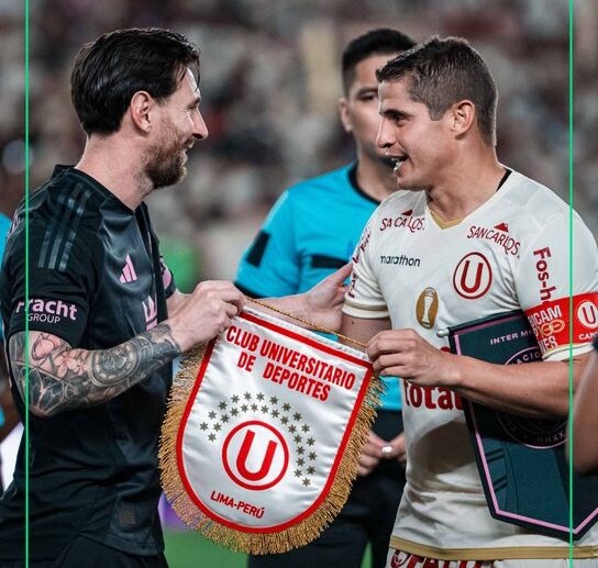 Las imágenes de Maradona y Lionel Messi con el banderín de Universitario que explotaron en las redes