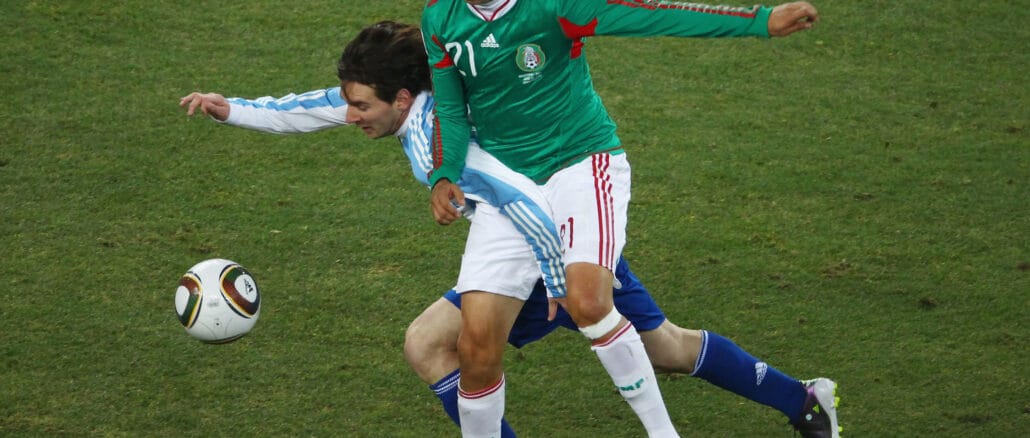 Bofo Bautista marcando a Lionel Messi en el Mundial de Sudáfrica 2010