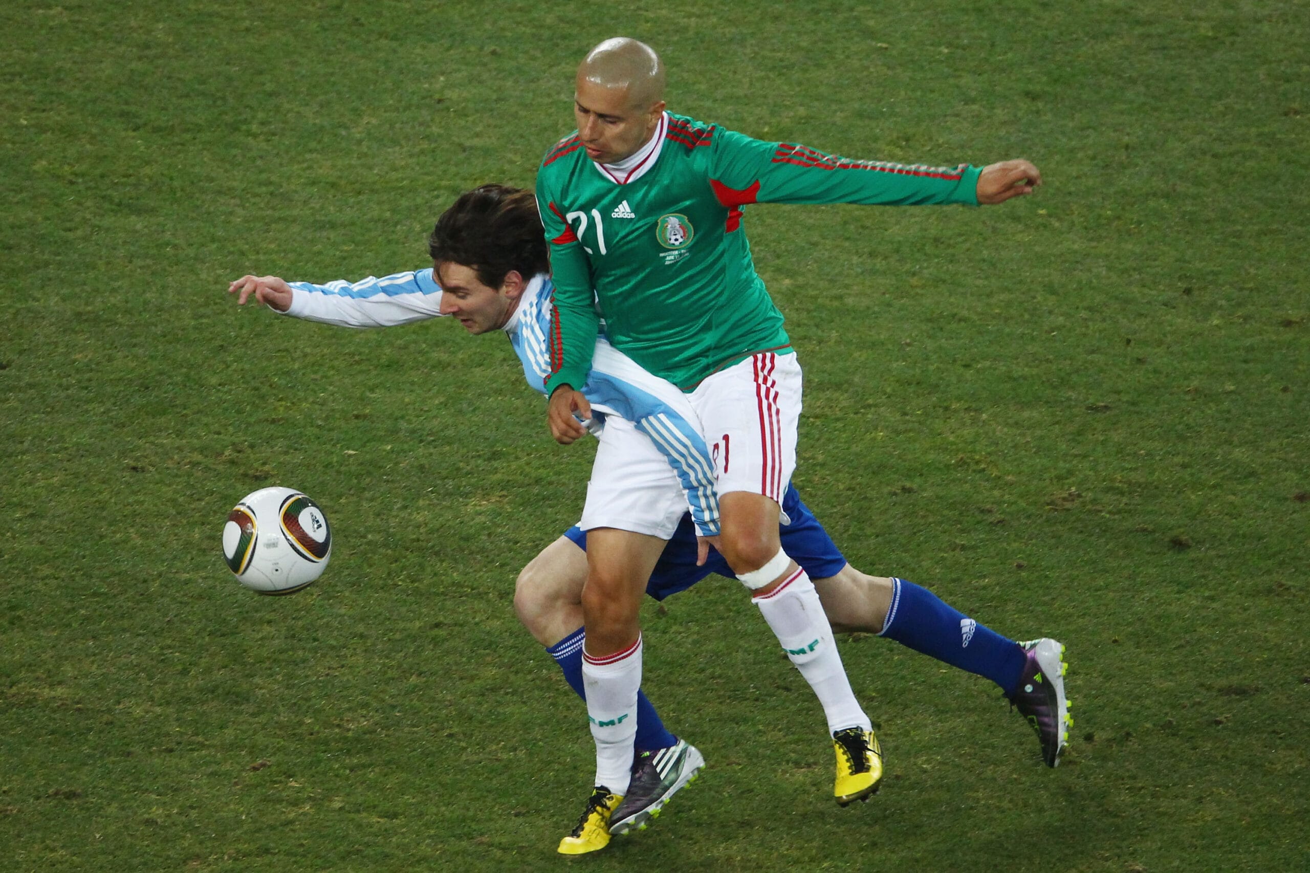 Bofo Bautista marcando a Lionel Messi en el Mundial de Sudáfrica 2010