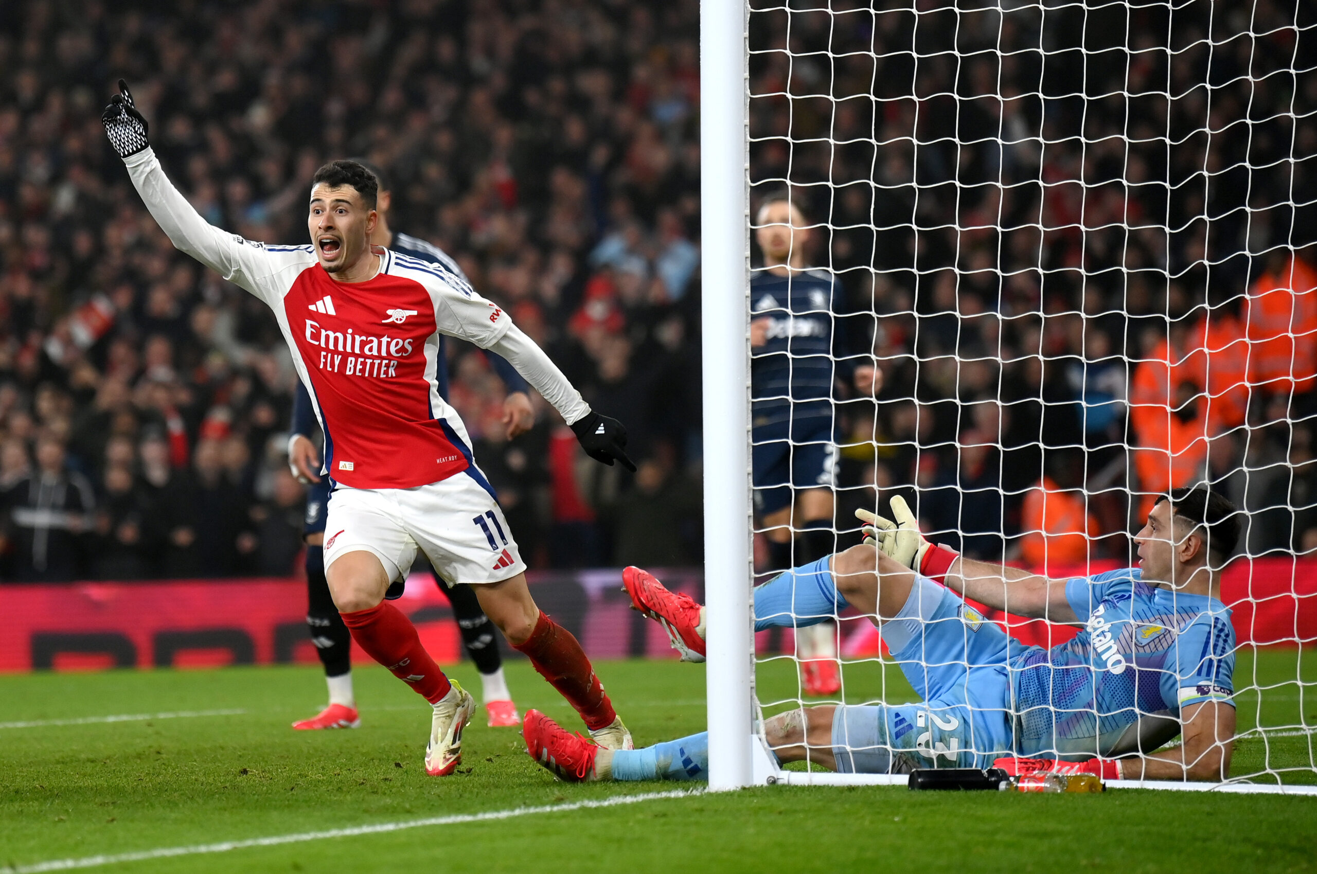 Arsenal evitó la resistencia de un encendido Dibu Martínez y rompió el cero por Gabriel Martinelli