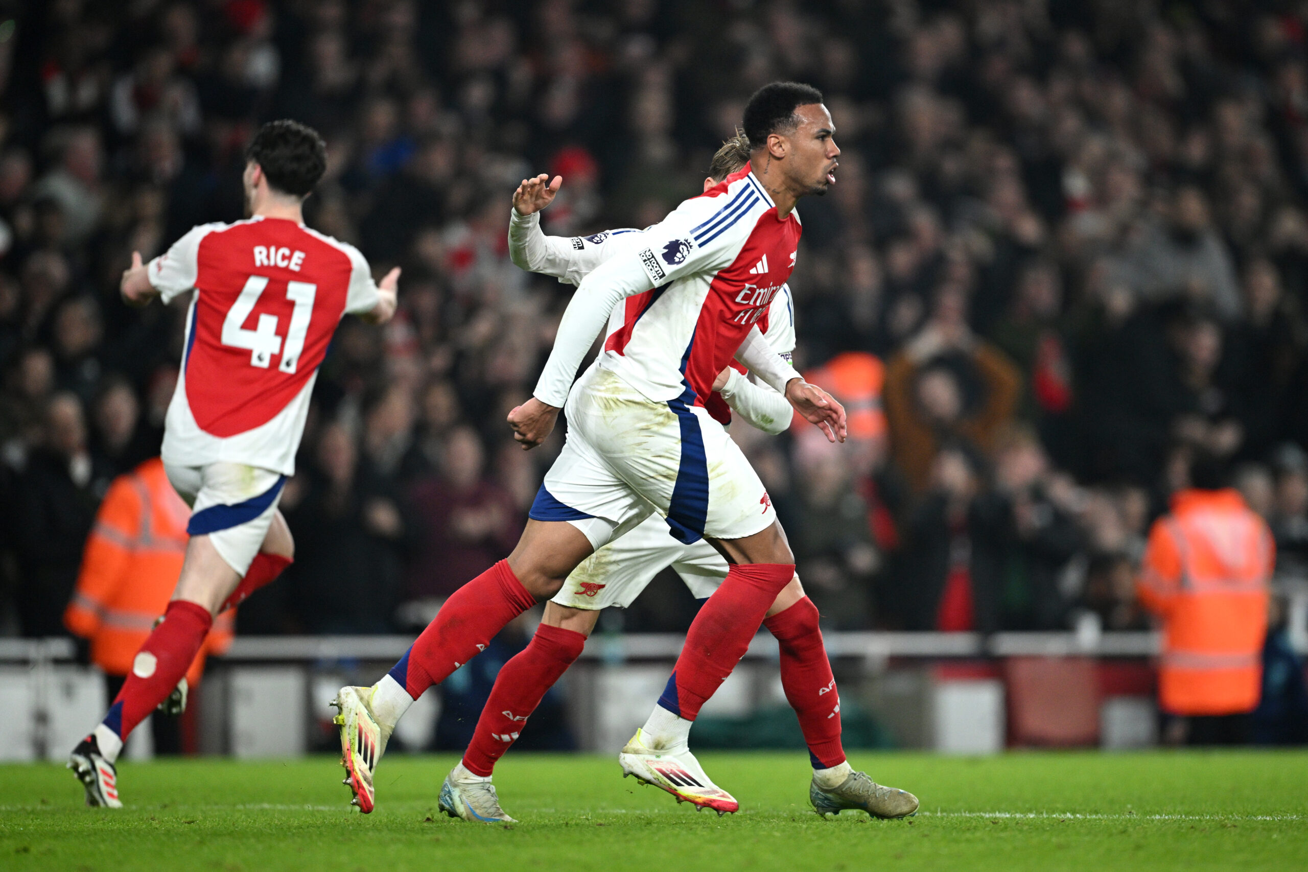 Arsenal se llevó el clásico de Londres ante el Tottenham y se acercó al Liverpool en la Premier
