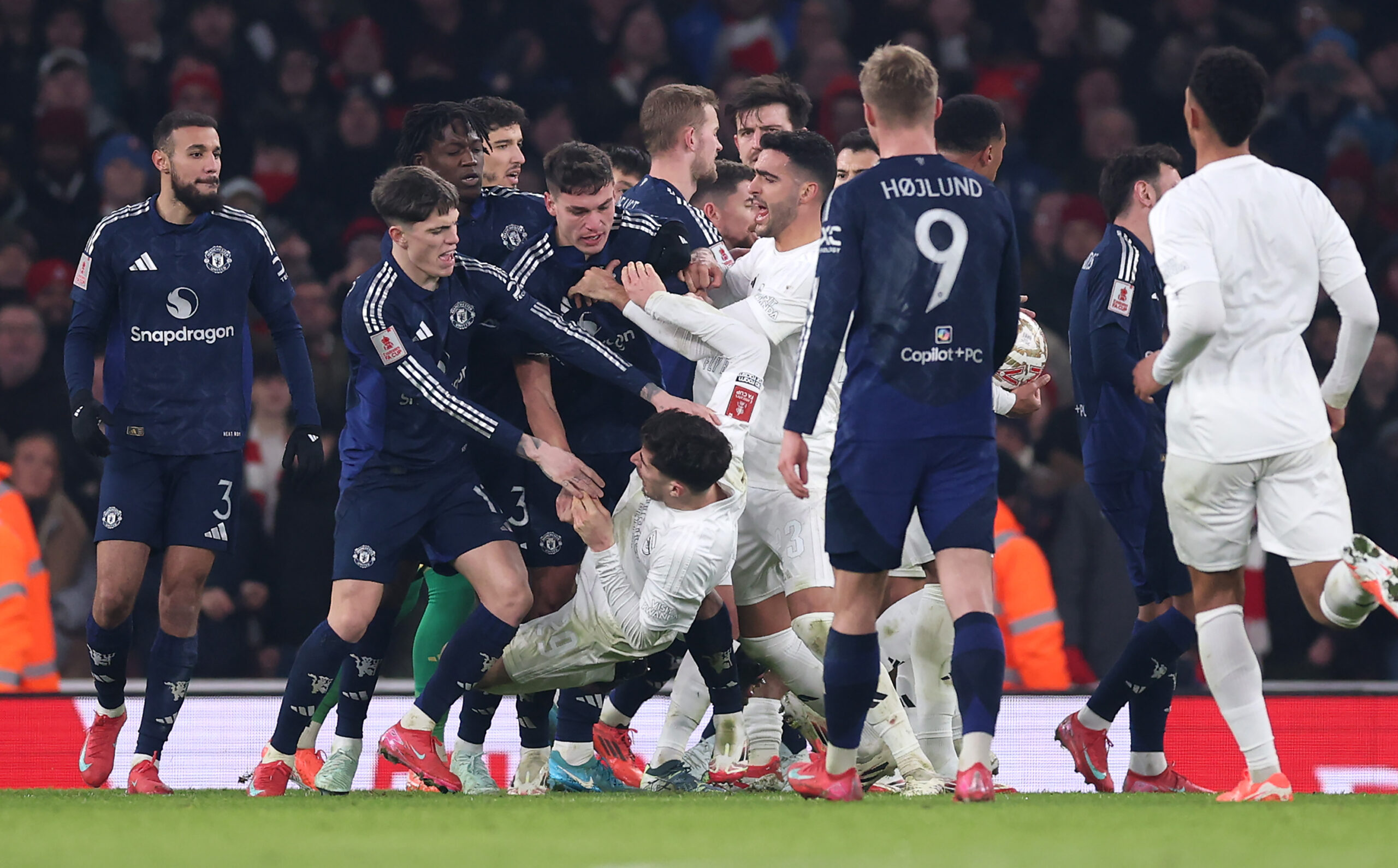 ¡Escándalo! Arsenal y Manchester United podrían sufrir quita de puntos por las peleas en la FA Cup