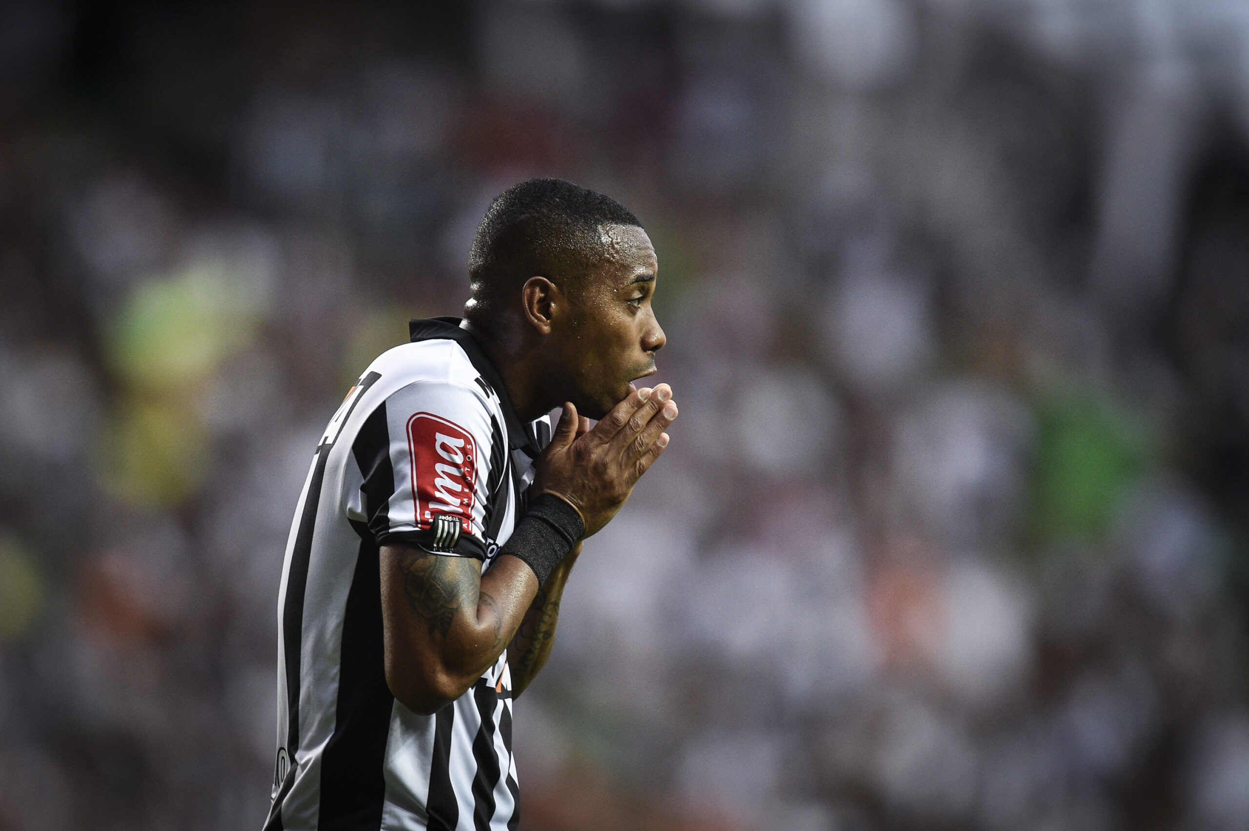 Robinho y su nuevo vida en prisión rodeado de drogas, asesinos y un ´Tinder´ solo para presos