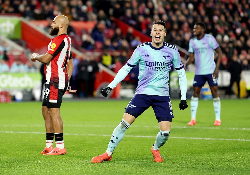 Arsenal comenzó el 2025 acercándose a Liverpool con remontada en Brentford