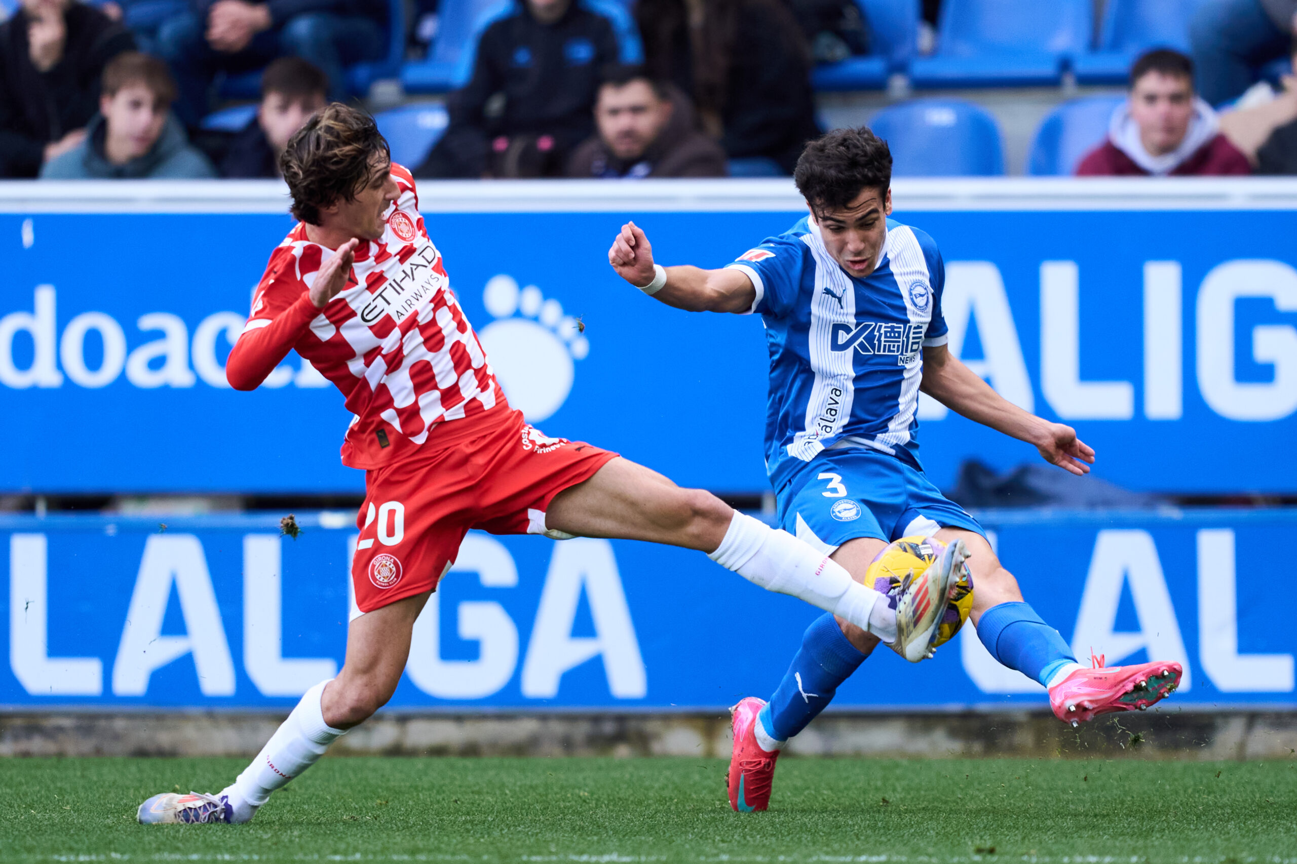 Girona gritó en el final ante Alavés y se acercó a los puestos europeos