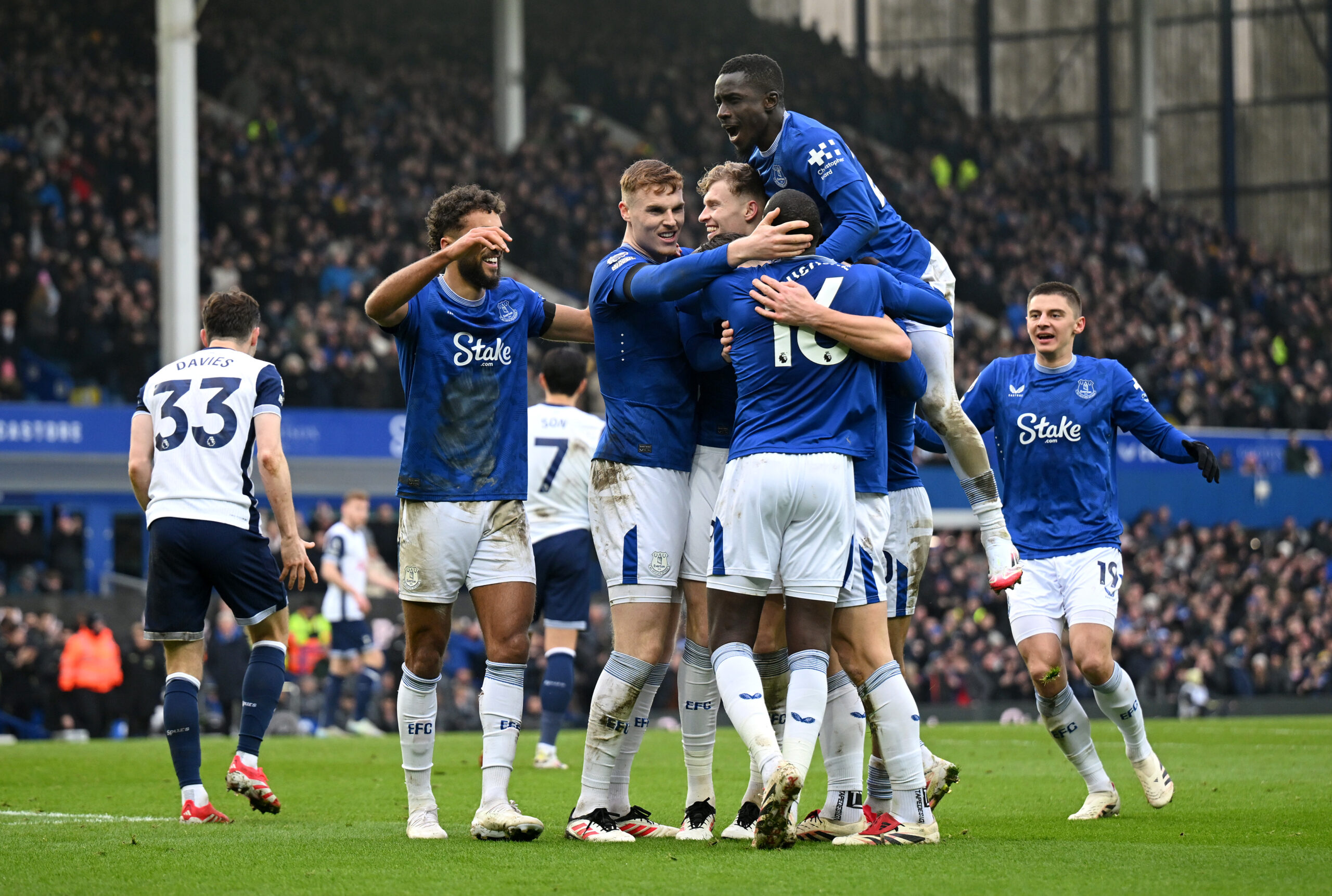 Everton se alejó del fondo de la Premier con un triunfo ante un Tottenham que no levanta