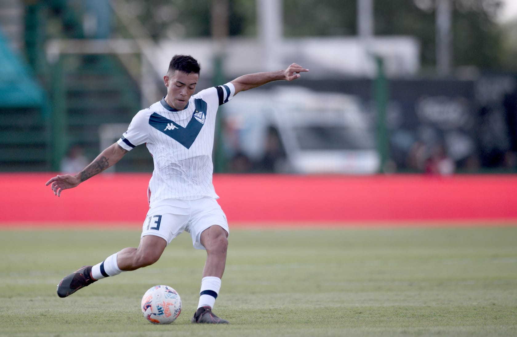 ¡Escalofriante! – Joaquín García se retiró con una grave lesión del duelo de Vélez ante Tigre