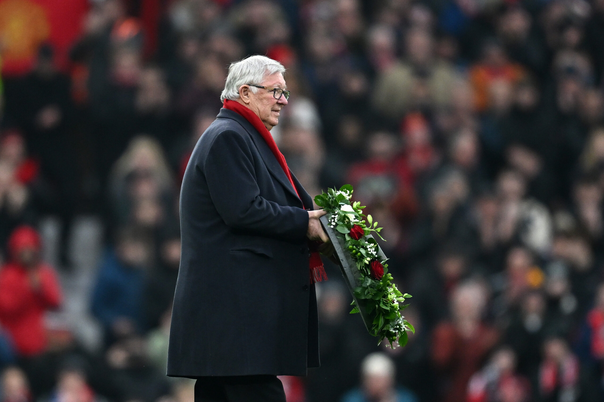 El sentido homenaje del Manchester United a Dennis Law, el tercer máximo goleador del club