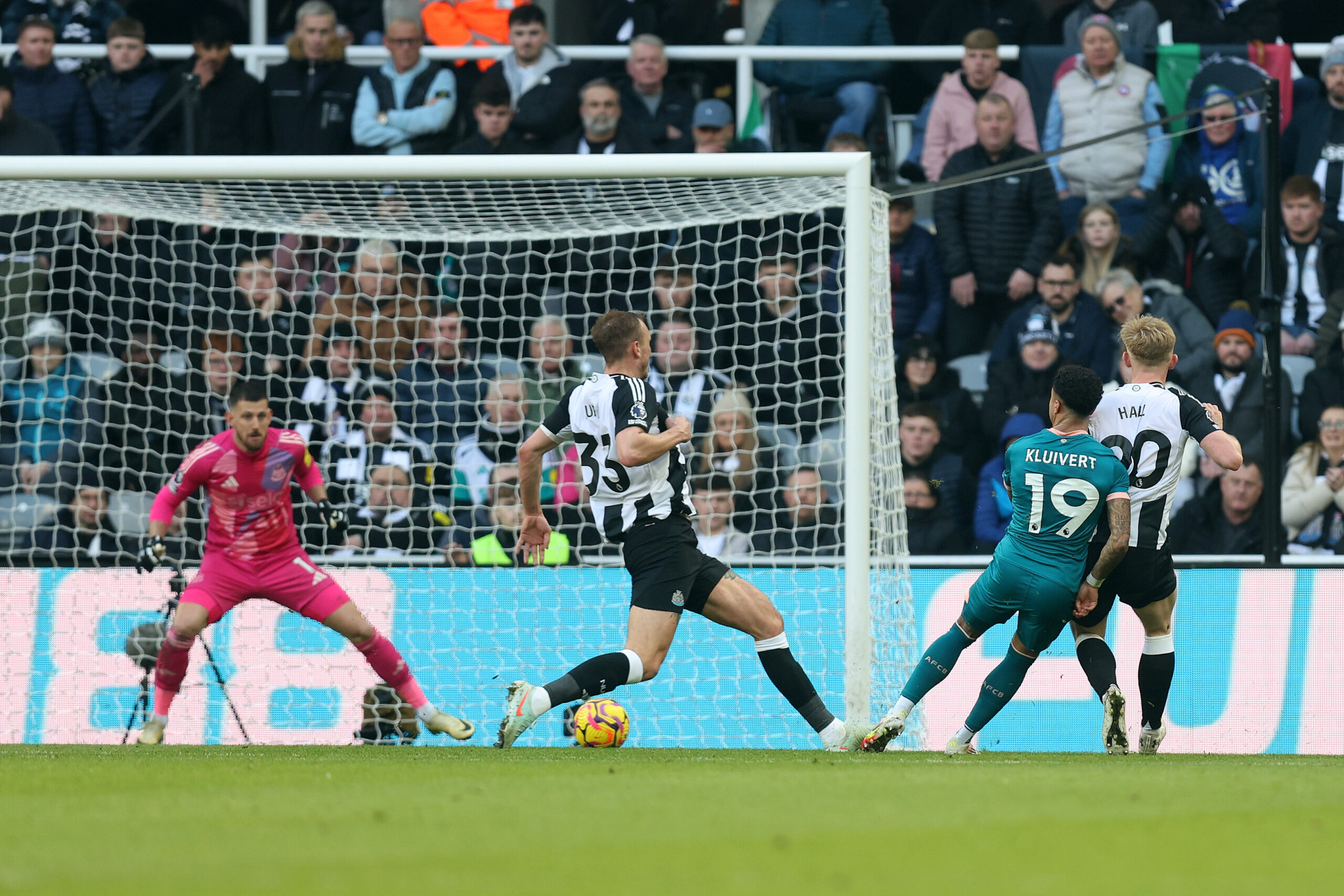 Bournemouth detuvo la marcha triunfal del Newcastle con goleada y un triplete de Justin Kluivert