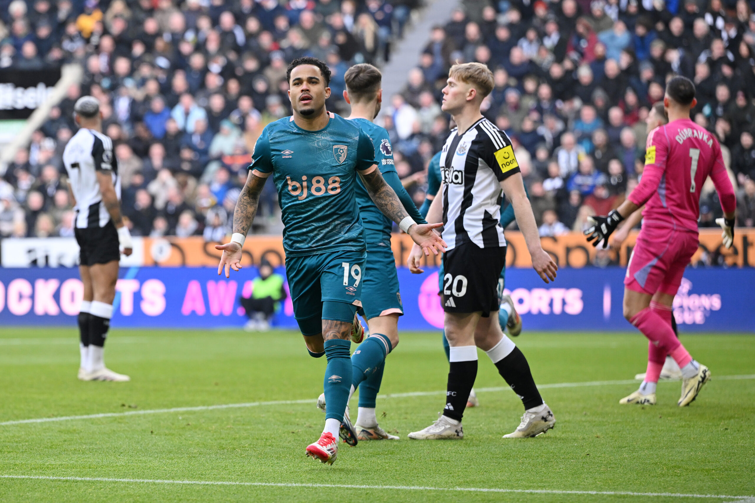 Justin Kluivert sigue de racha en Bournemouth y madruga al Newcastle con un golazo en la Premier