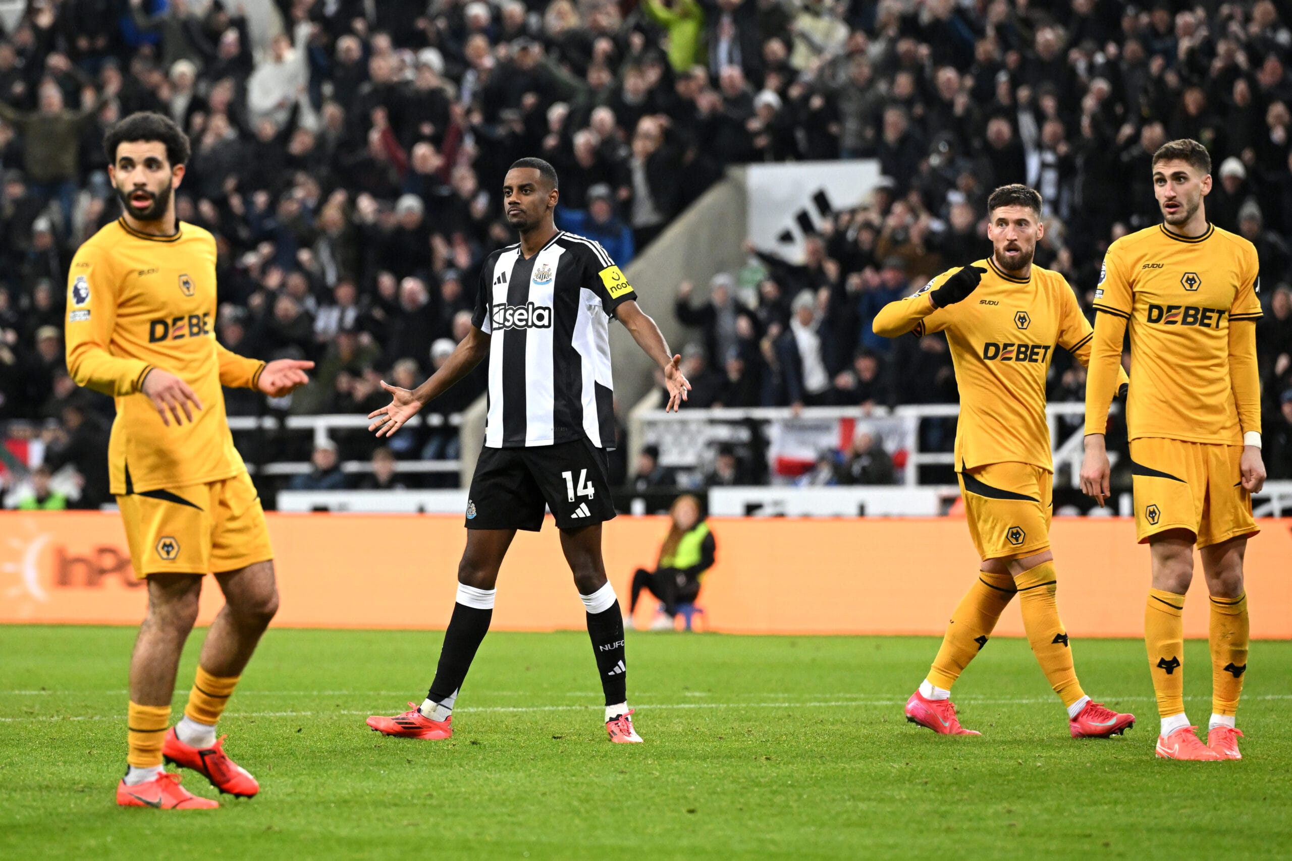 Aleksander Isak anotó un doblete y llegó a los 15 goles en el Newcastle y en la Premier: quedó a uno Haaland
