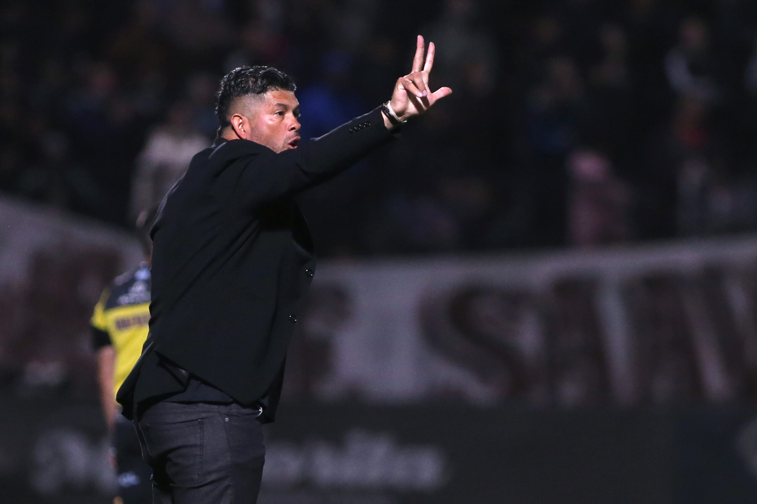 El palazo de Sergio Gómez a Seba Domínguez tras el cruce en Liniers: «Somos del Ascenso y lo recorrido fue todo mérito»