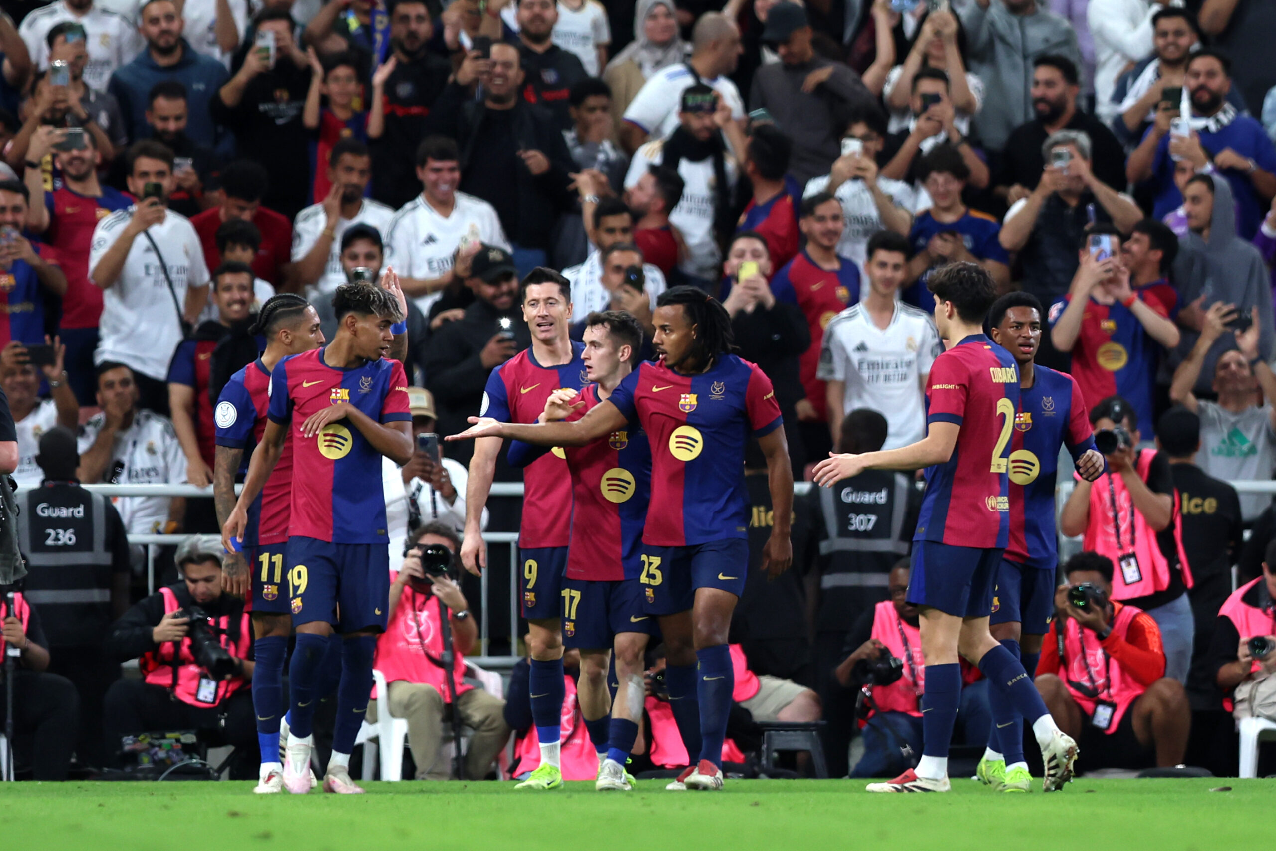 Barcelona dinamita la Supercopa con dos goles seguidos y da vuelta la final ante el Real Madrid