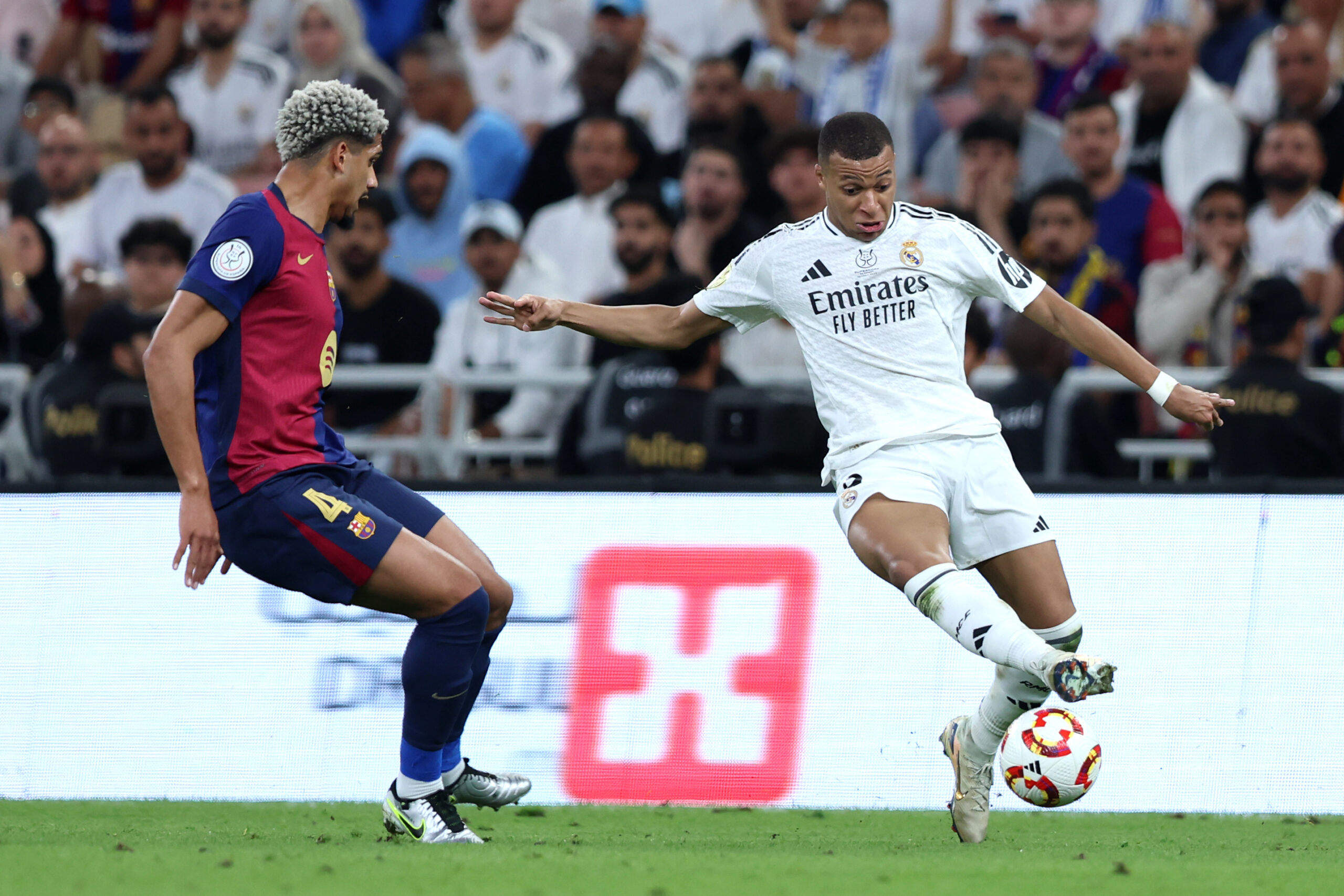 Iñigo Martínez se lesionó y Ronald Araujo saltó al rescate del Barcelona en medio del interés de la Juventus