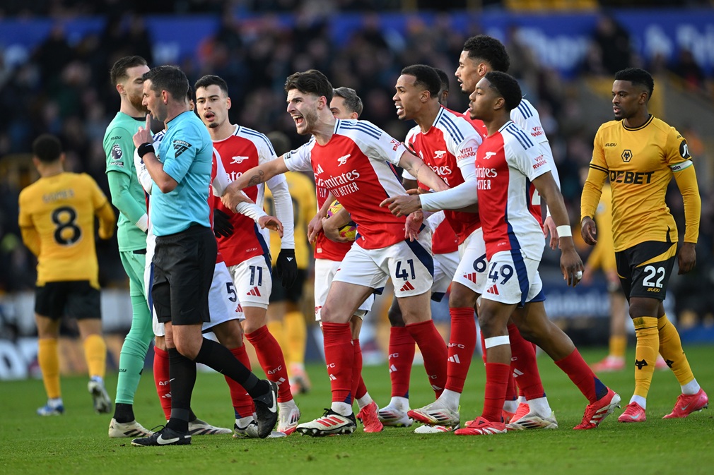Polémica en Premier League: Arsenal sufrió una expulsión por último hombre en campo propio