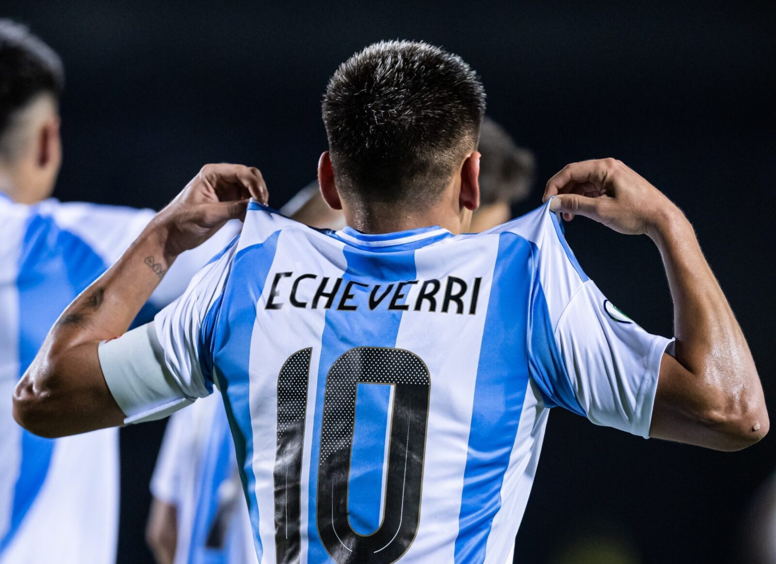 ¡Doblete del Diablito! – Argentina derrota a Uruguay al descanso con dos goles de Claudio Echeverri