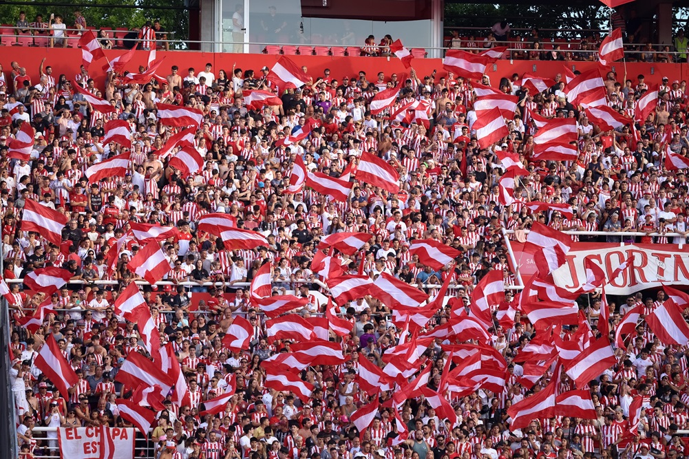 Estudiantes y Racing interrumpido por un corte parcial de luz en La Plata