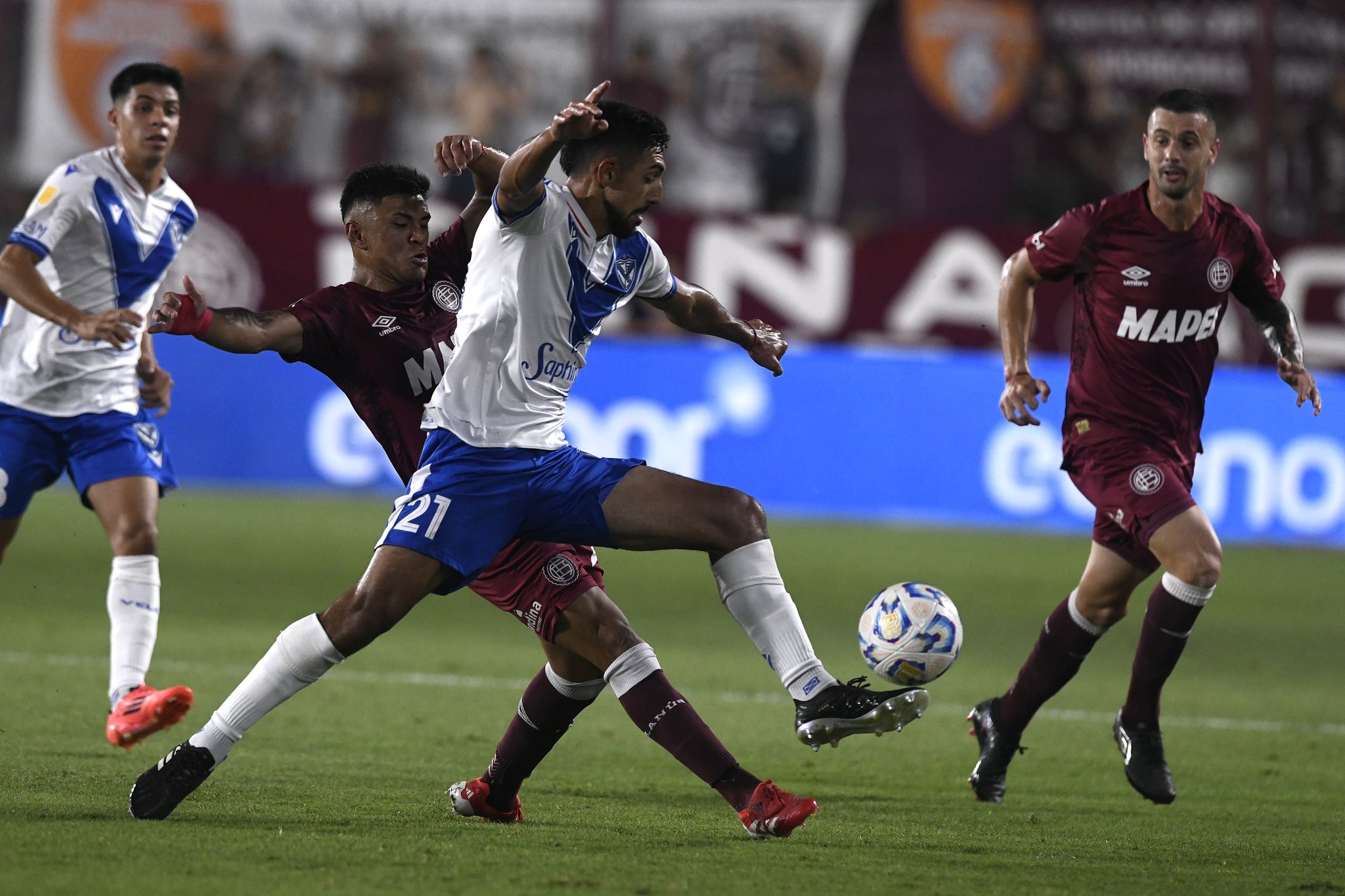 Lanús fue un poco más pero no pudo quebrar a Vélez que sigue sin convertir