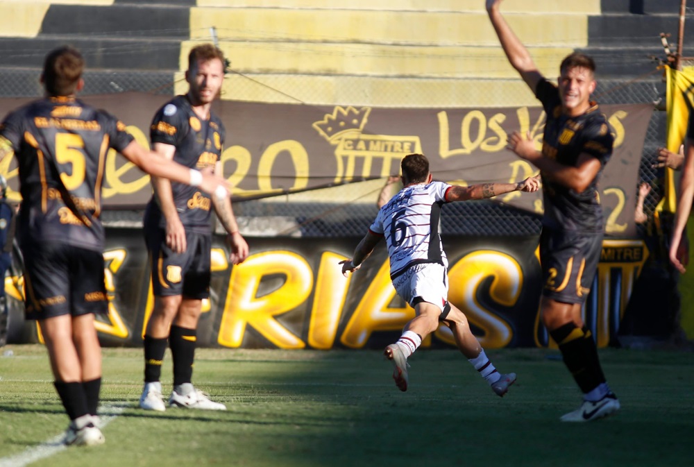Colón sufrió y derrotó a Mitre en la calurosa tarde de Santiago del Estero