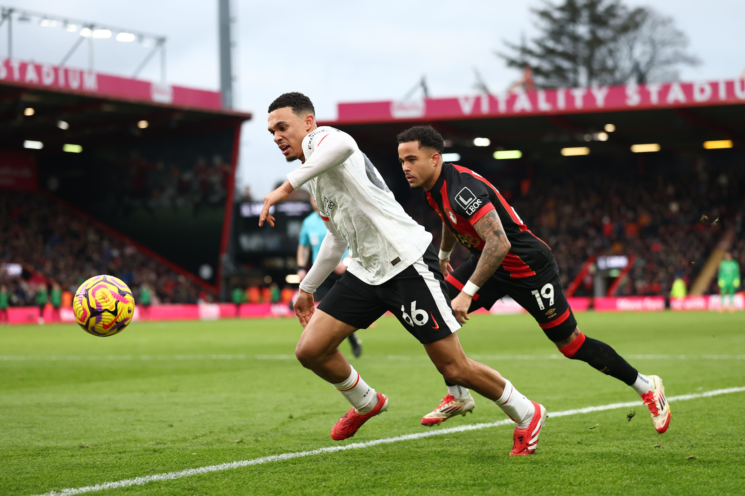 ¡Alarma en Liverpool! Trent Alexander-Arnold salió con una molestia física y por precaución
