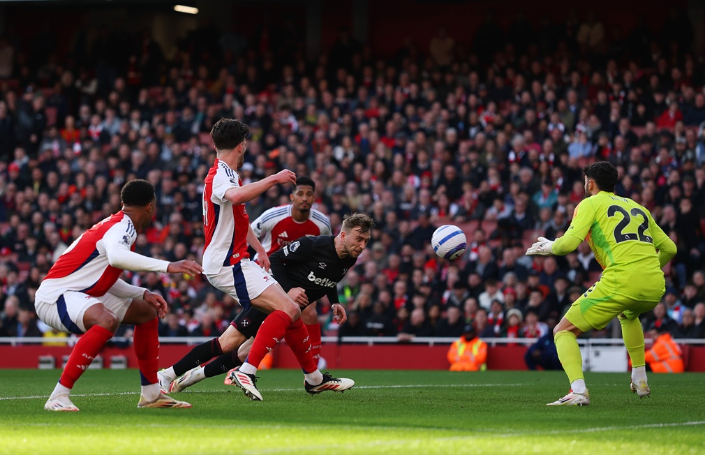 Arsenal tropezó en duelo clave: West Ham le quitó el invicto de local y Liverpool apretó el puño
