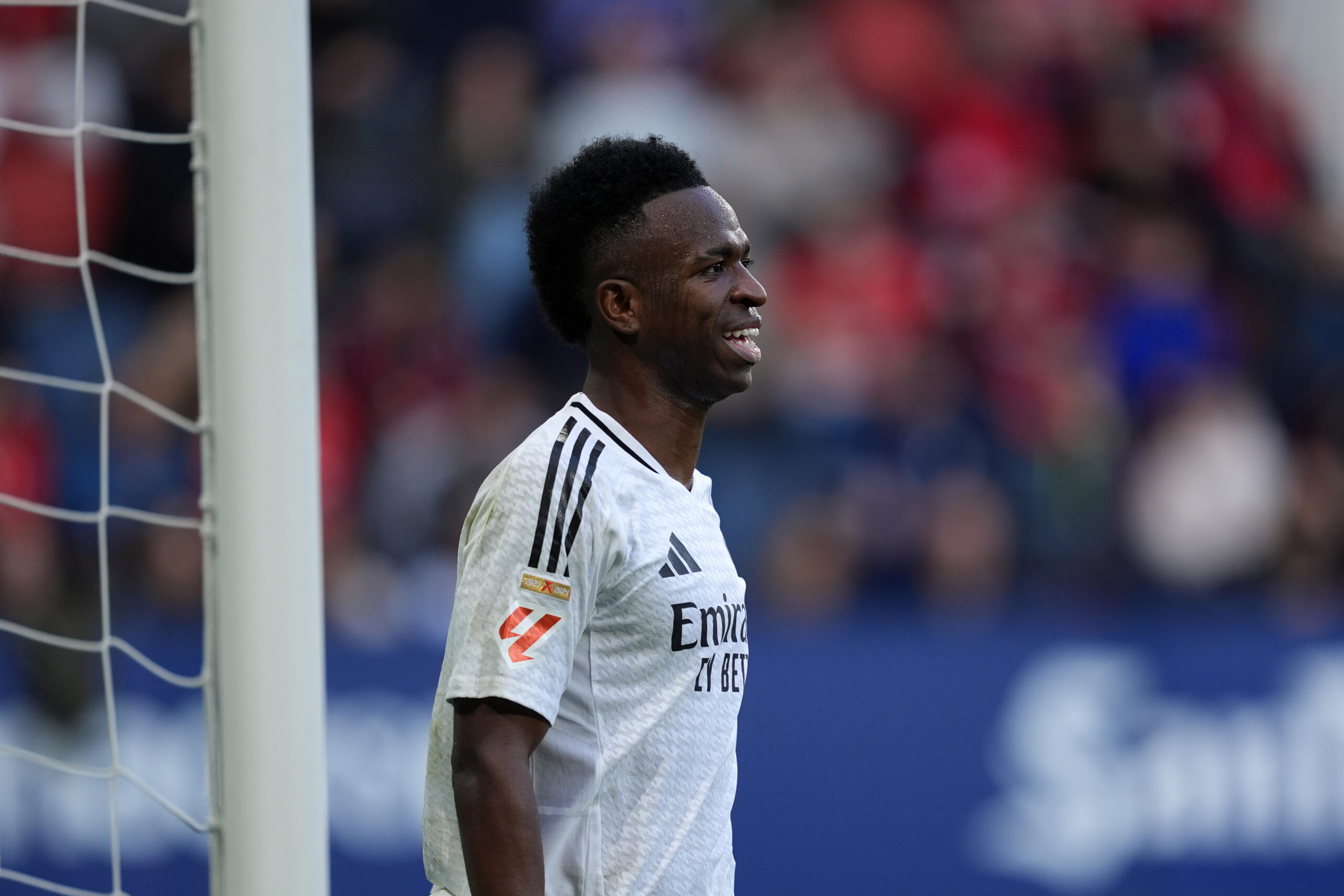 Osasuna se burla de Vinicius y los fanáticos le tiran balones de playa al césped en Pamplona