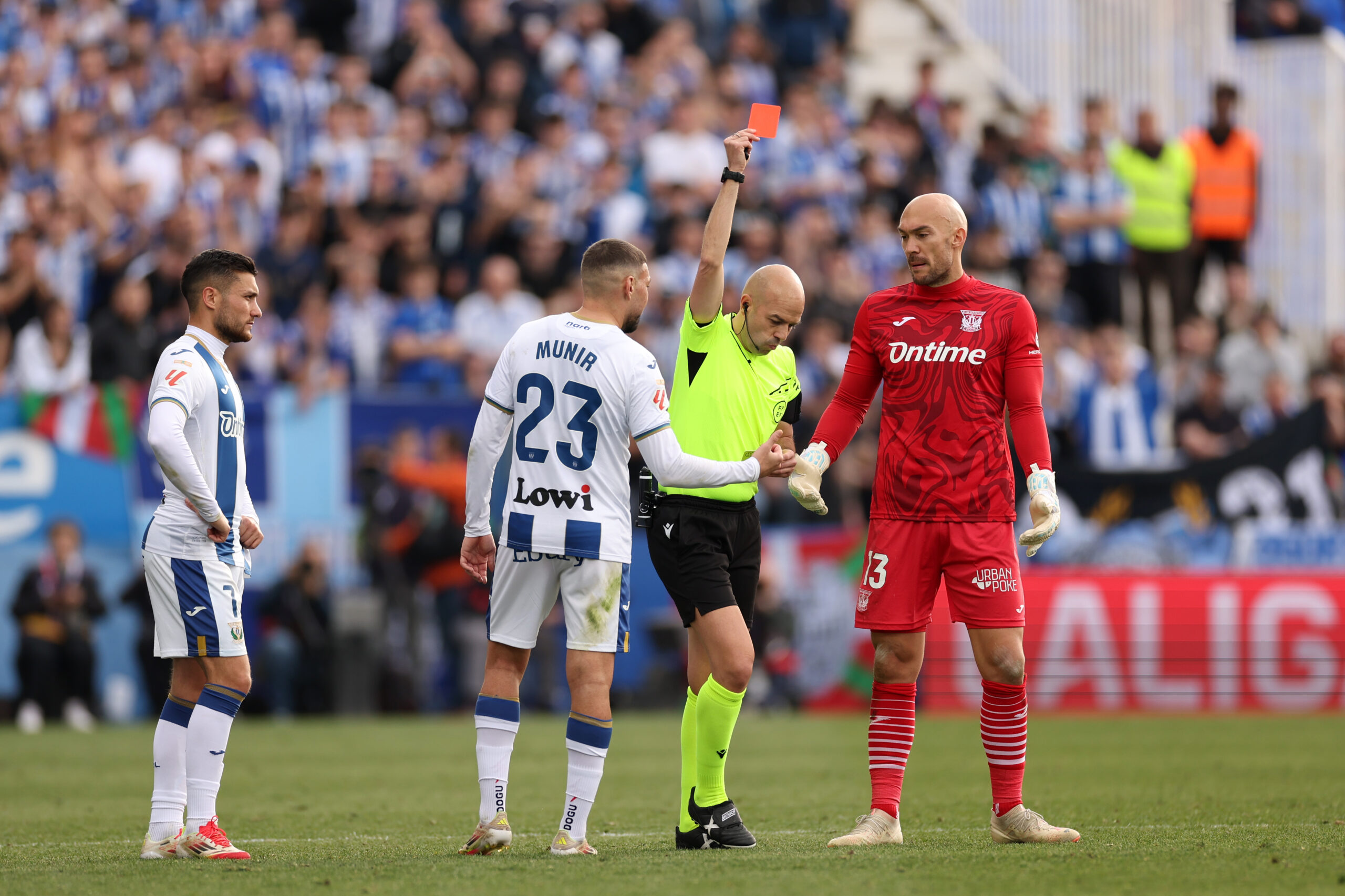 Alavés sigue el camino del Real Madrid y ataca al arbitraje español: «Merecemos competir en plena igualdad»