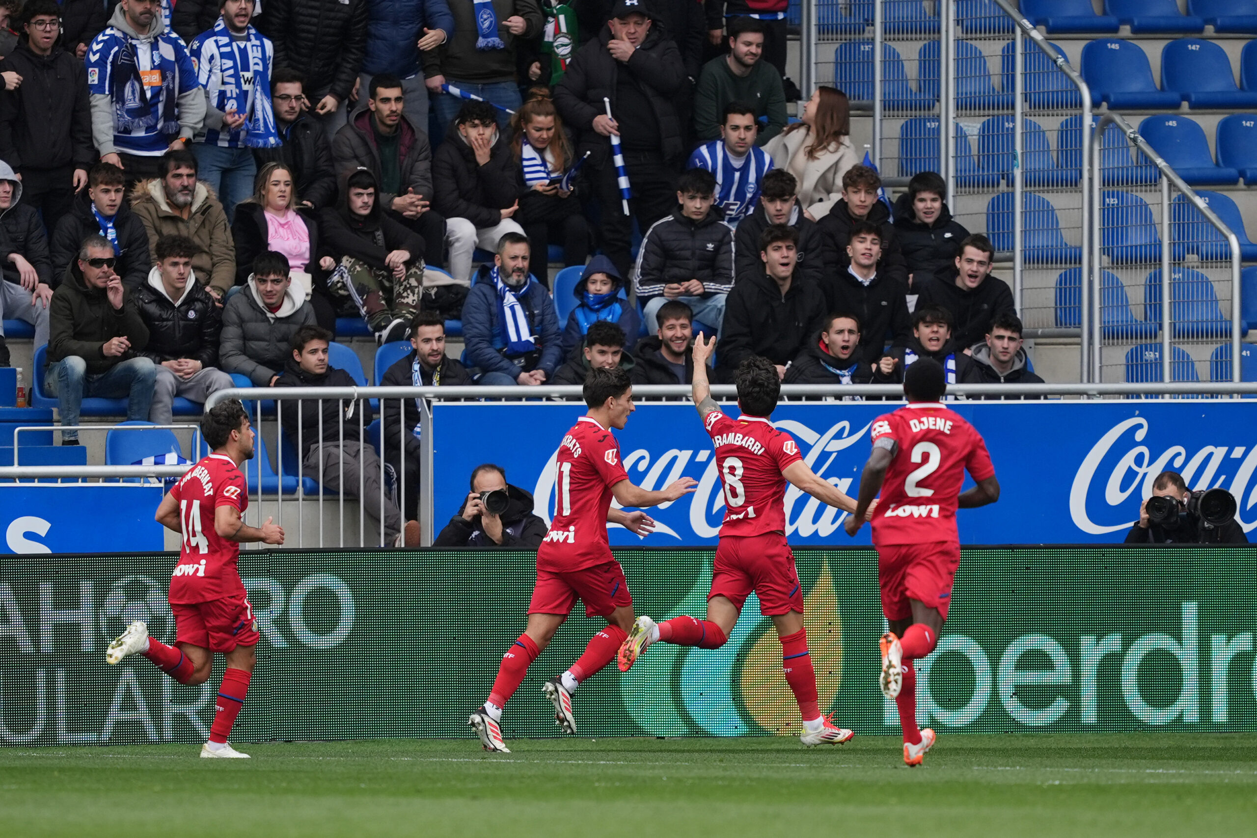 Getafe sufrió ante Alavés, aguantó el gol de Arambarri y logró un triunfo clave por la permanencia