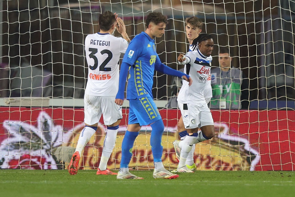 Lookman facturó un doblete en Atalanta tras la polémica del penal en Champions League