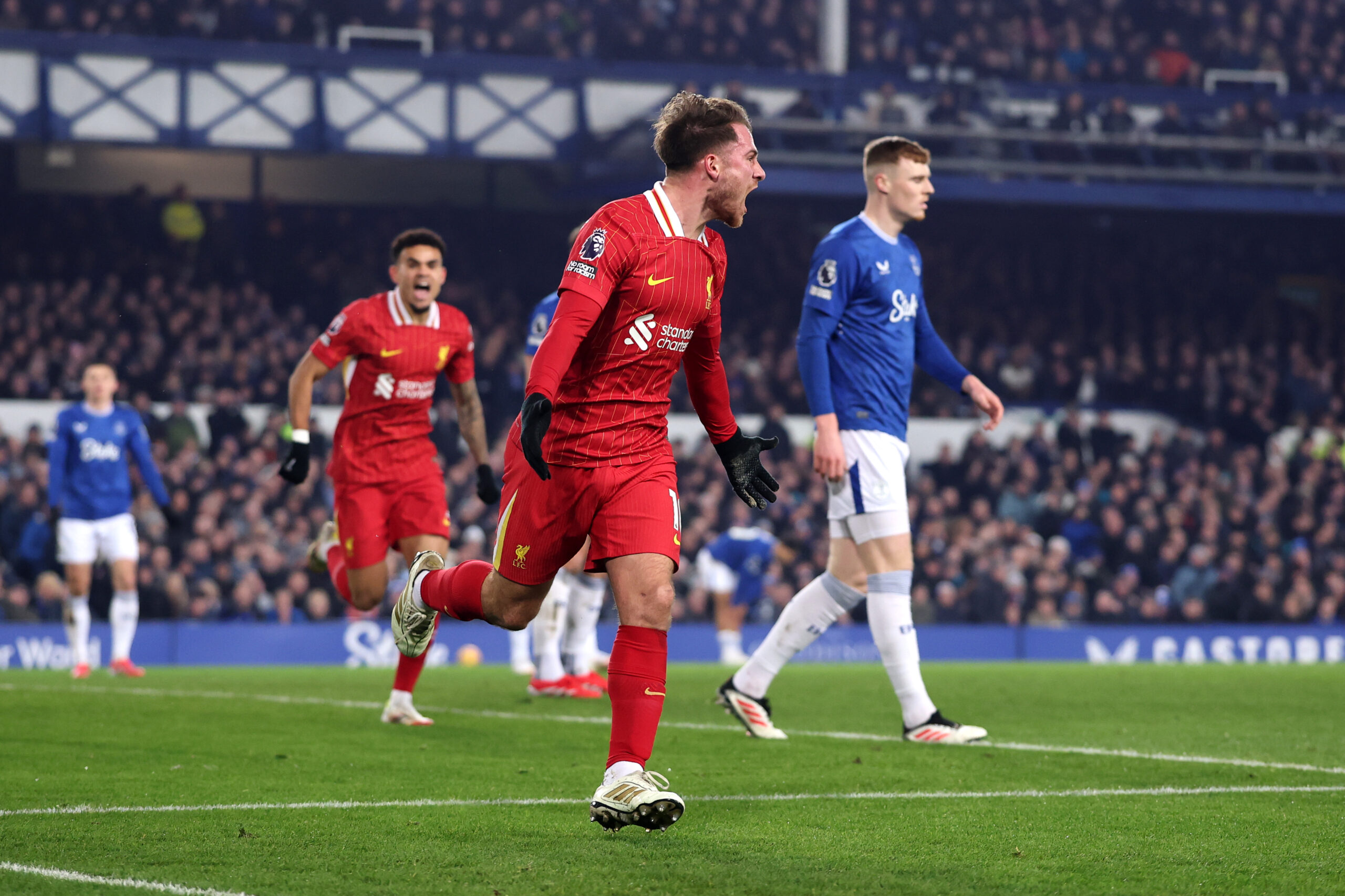 Alexis Mac Allister le da alivio al Liverpool ante Everton con un gran cabezazo: cuarto gol en la temporada
