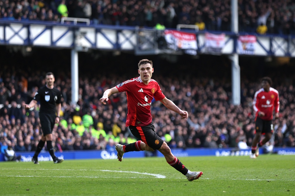 El uruguayo Manuel Ugarte convirtió su primer gol para Manchester United