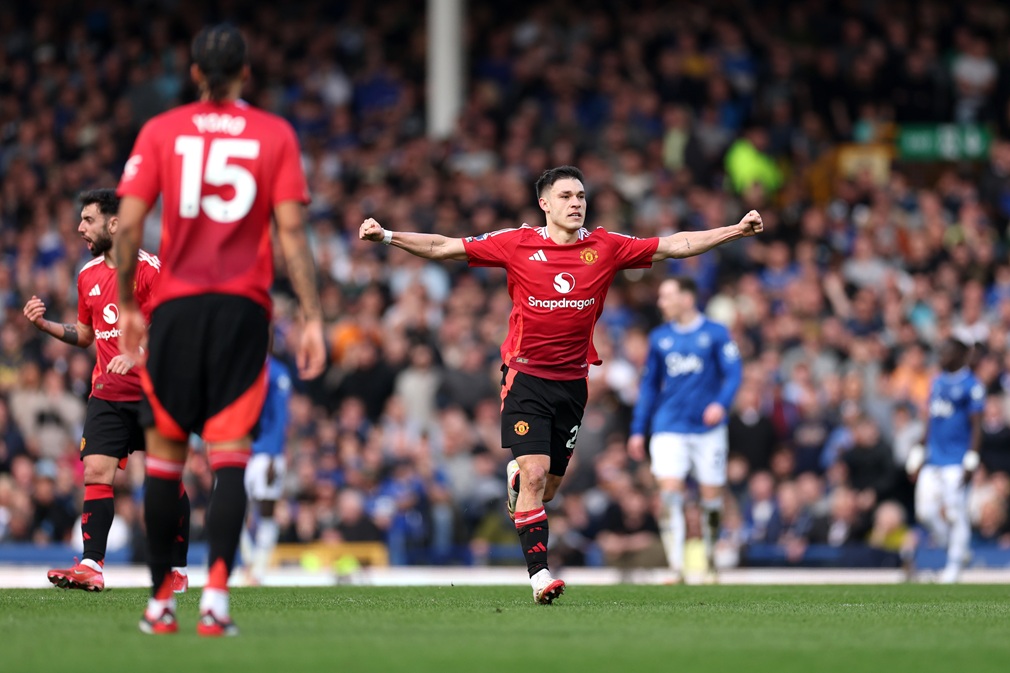 Manchester United reaccionó en Goodison Park y rescató el empate ante Everton