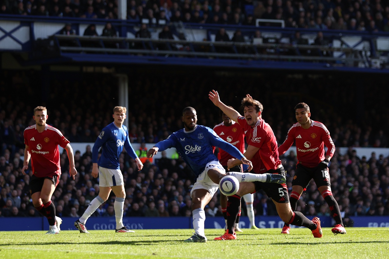 Beto sigue de racha con Everton y logró la apertura ante Manchester United