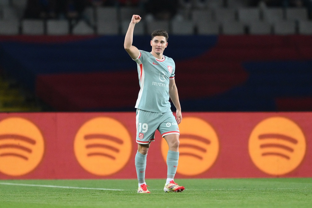 Julián Álvarez necesitó menos de un minuto para marcarle a Barcelona su gol 20 para Atlético Madrid