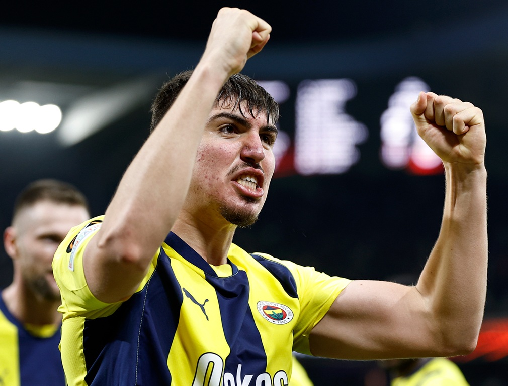 El Fenerbahce de Mourinho avanzó en Europa League tras caótico partido ante Anderlecht
