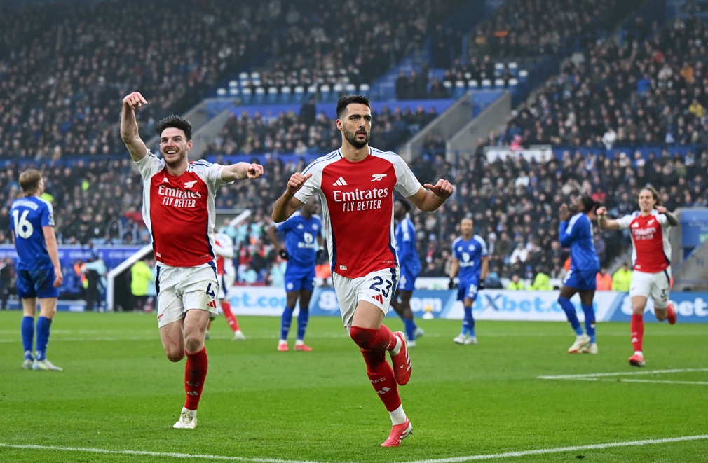 Arsenal encontró el agónico triunfo que lo mantiene en la pelea con el líder Liverpool