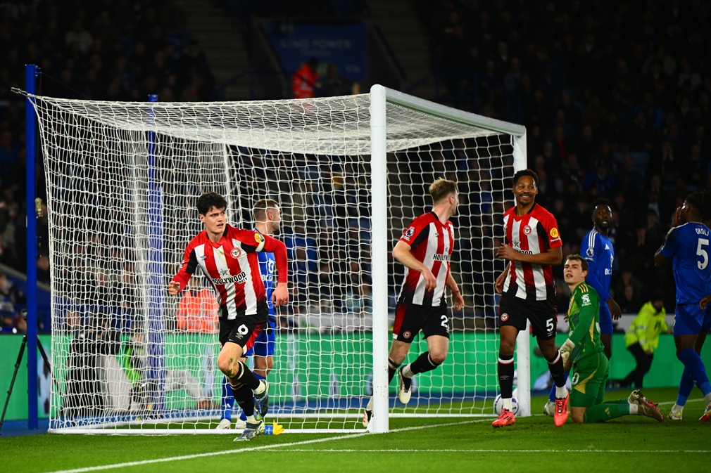 Paliza a domicilio: Brentford le metió tres goles en quince minutos a Leicester