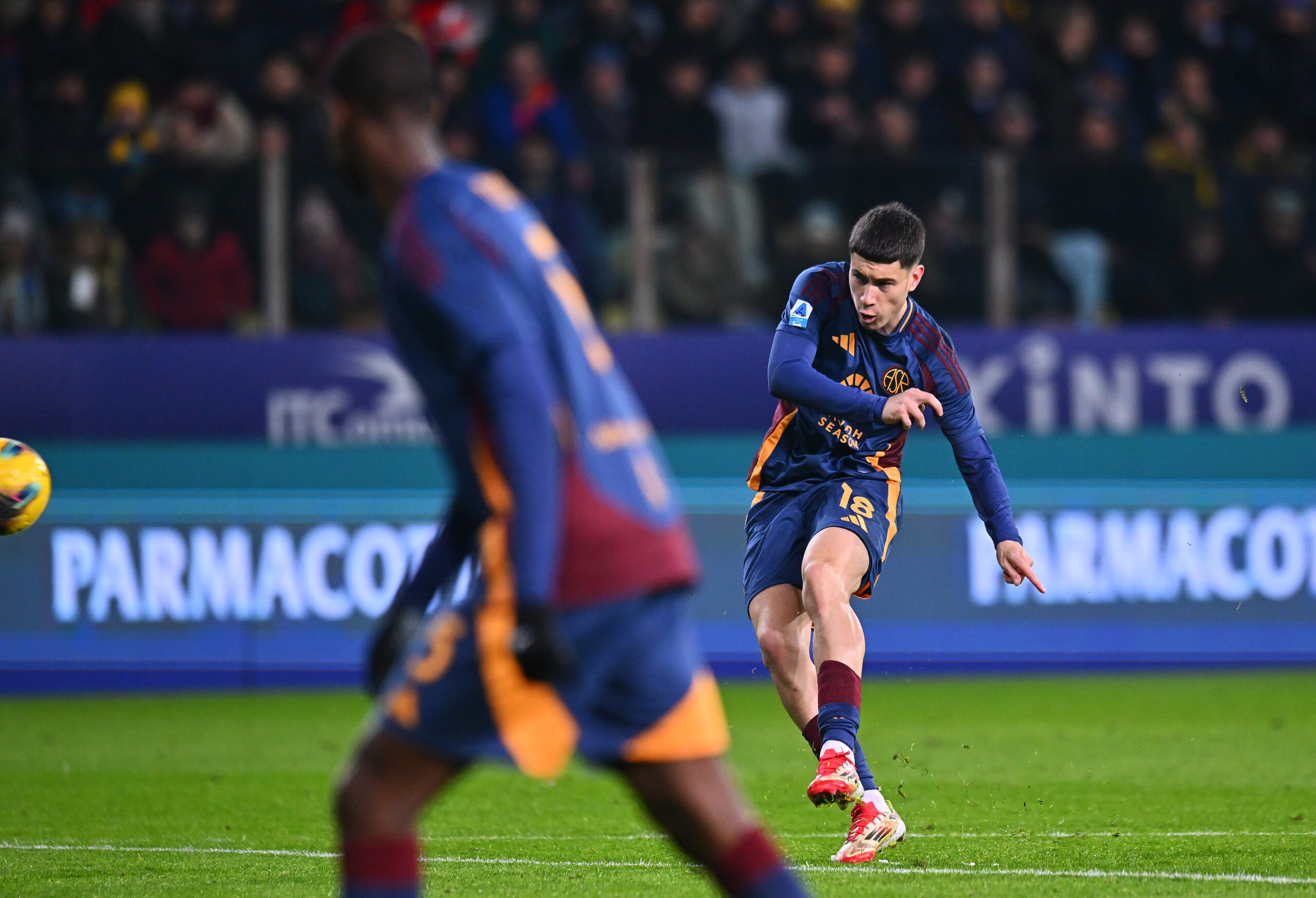 Matías Soulé recreó un golazo de tiro libre de Maradona y salvó a la Roma frente al Parma