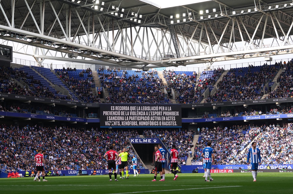 Protocolo antirracismo activado en el RCDE Stadium: el juez paró el partido por insultos a Iñaki Williams
