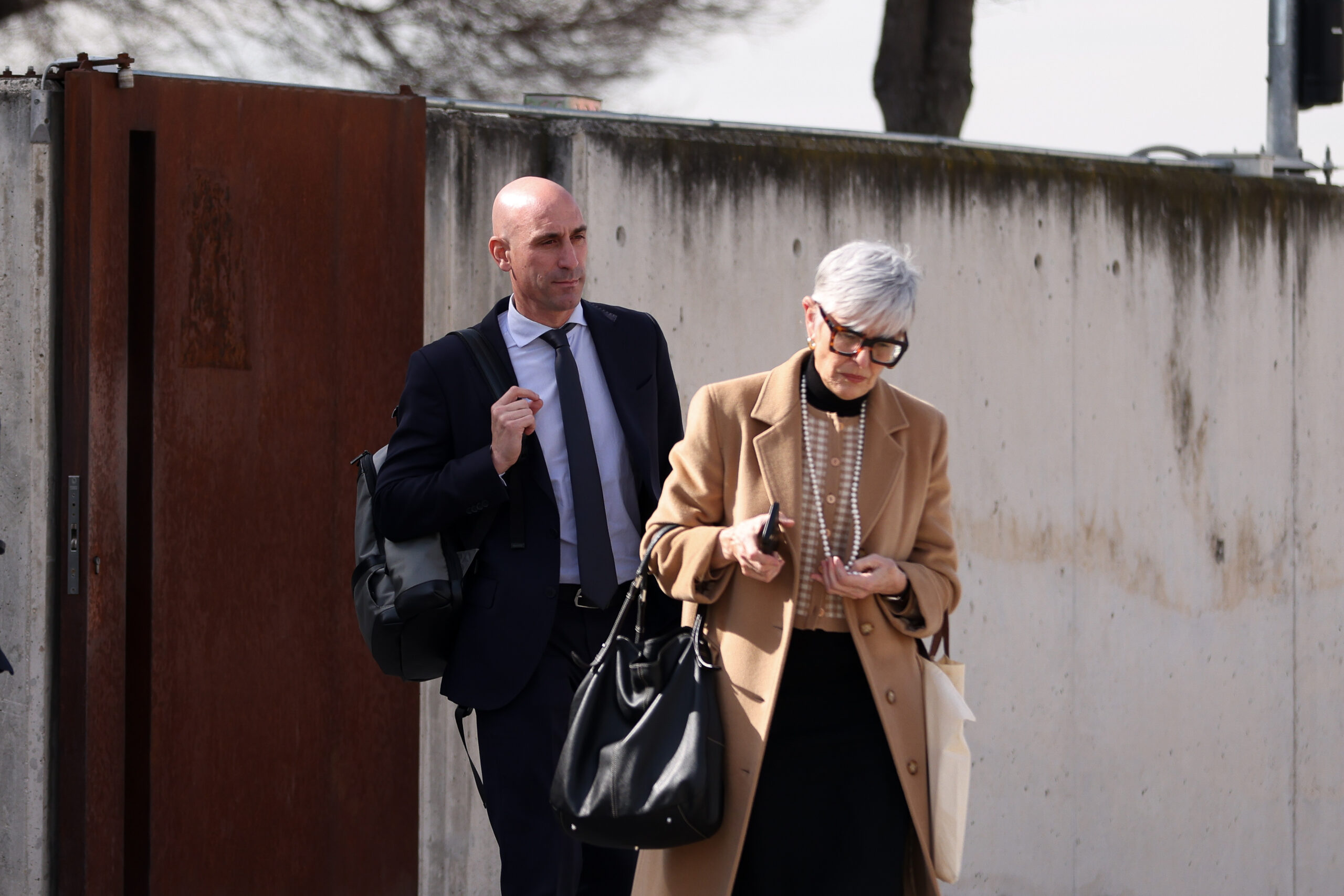 Luis Rubiales y abogada