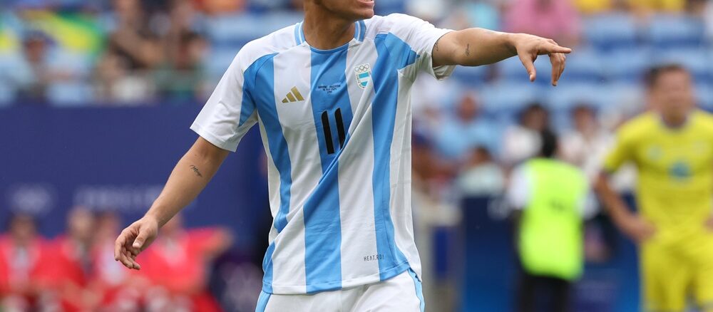 Claudio Echeverri viajó para sumarse a los trabajos del Manchester City