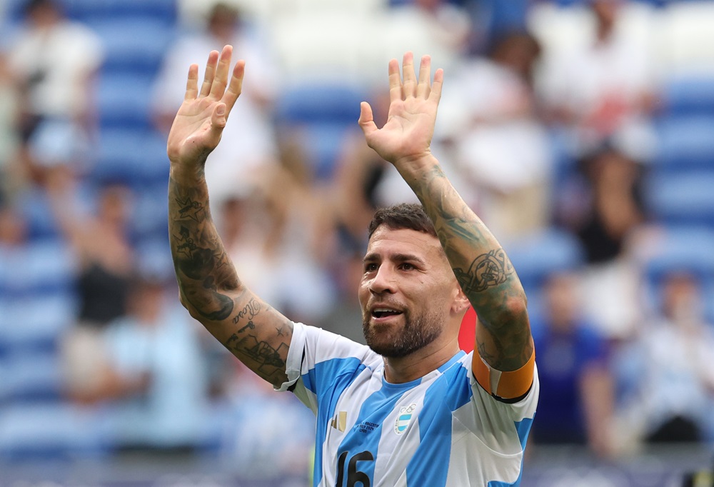 Otamendi encendió una polémica porque Scaloni no lo saludó para su cumpleaños