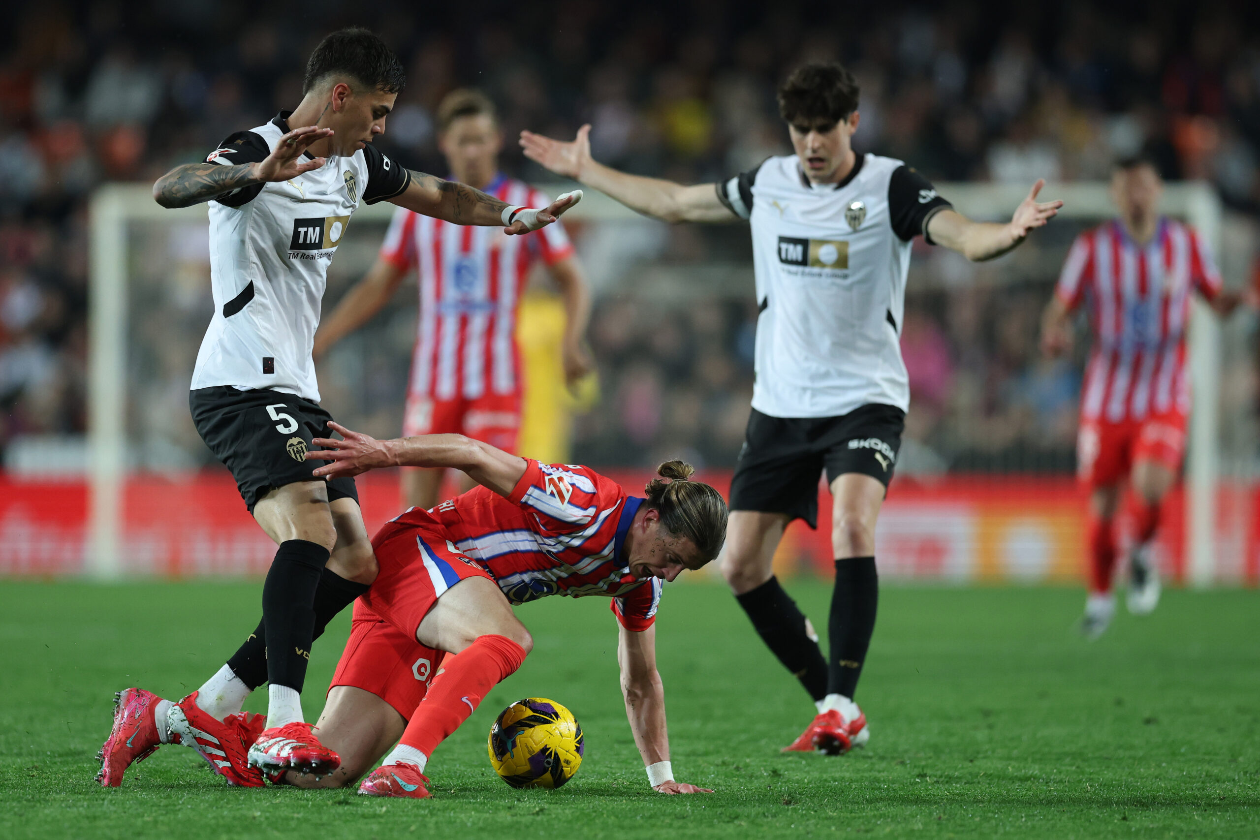 Valencia estalla por la polémica ante el Atlético: «Respetamos a los árbitros pero esto es penal»